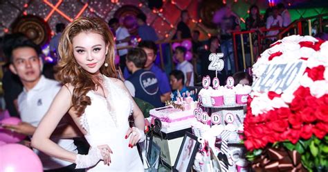 Hot girl Trang Nemo gợi cảm với jumpsuit trắng Chảnh 360 độ