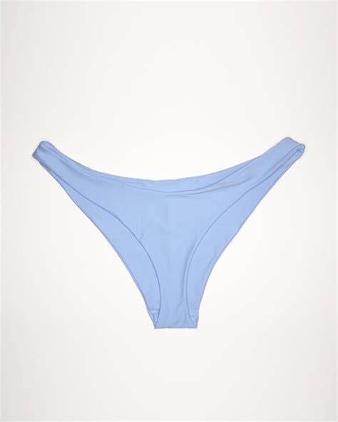 Hot Sexy Mina Le Bikini Pics