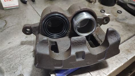 Замена передних тормозных дисков и колодок — KIA Carnival (2G), 2,7 л ...