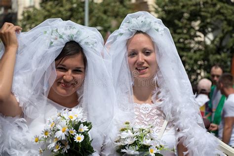 Dos Novias Que Participan En El Orgullo De Praga Un Gay Y Una Lesbiana Grandes P Foto