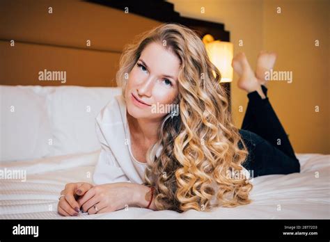 Fille Blonde Cheveux Long Banque De Photographies Et Dimages Haute R Solution Alamy