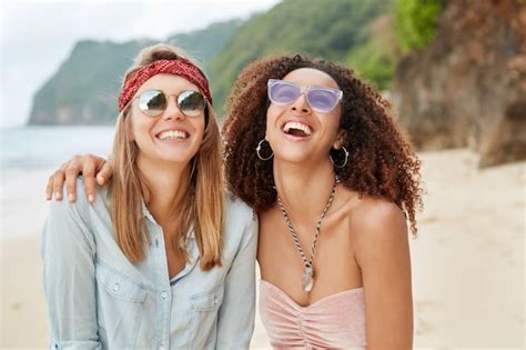 Heureux Couple Gay F Minin De Nationalit S Diff Rentes S Embrassent Rient Joyeusement Et