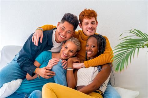 Parejas Lgtb De Chicos Y Chicas Gay Lesbianas En Un Retrato En Un Sof En Una Fiesta En Casa