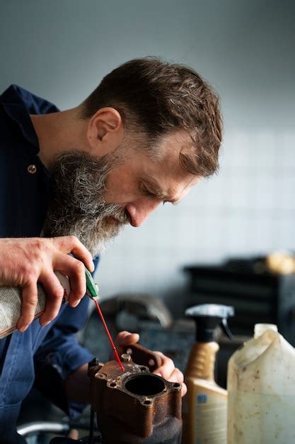 Mec Nico Masculino Que Trabaja En Un Taller De Reparaci N De