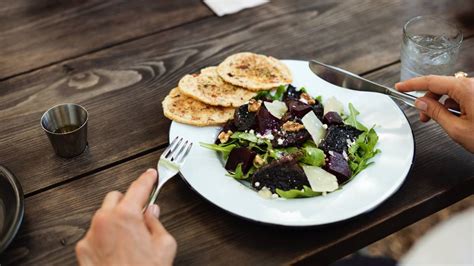 Consejos para una alimentación saludable cuando comes o cenas fuera de casa