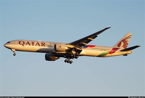 A7 BAX Qatar Airways Boeing 777 3DZER Photo By Suparat Chairatprasert