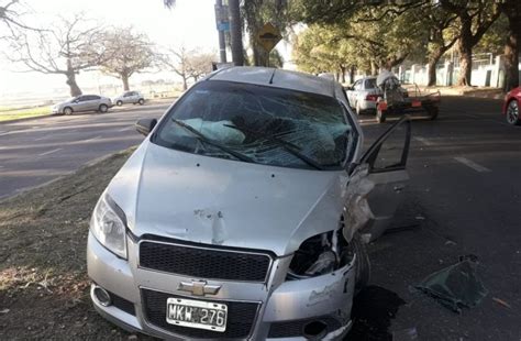 Perdi El Control De Su Auto Y Choc Contra Una Palmera En Plena