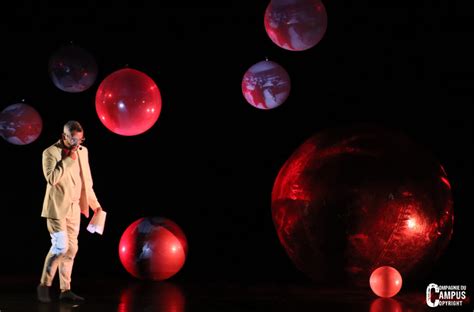 Passé composé d un gay versatile spécialiste en généralités Le Centre du Théâtre Action