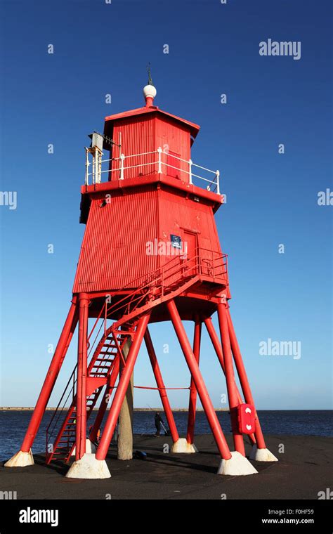 Red lighthouse south shields hi-res stock photography and images - Alamy