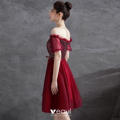 Charming Burgundy Sequins Cocktail Dresses 2021 A Line Princess Off