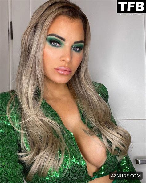 Carla Howe Sexy Seen Flaunting Her Hot Cleavage And Legs As She Leaves