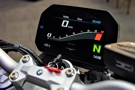 Apresentada nas versões Sport e Sport Plus nova naked BMW F 900 R mostra serviço nas pistas