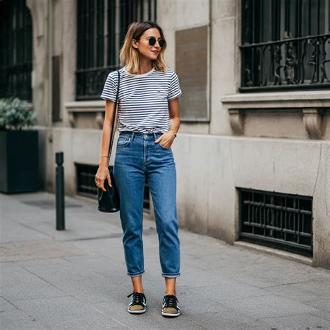 25 Mom Jeans Outfits That Are Comfy And Stylish