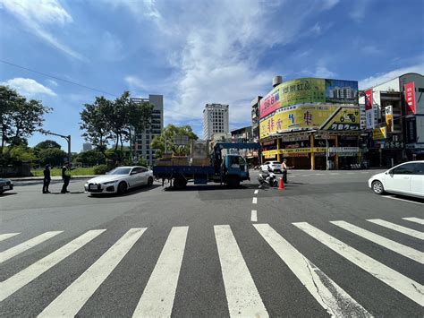 獨／影／新車不到3個月！騎士「禮讓救護車」遭貨車追撞 車牌撞爛機車屁股內凹 民生電子報