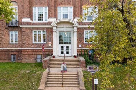 Sumner High School, Rankings & Reviews - Homes.com
