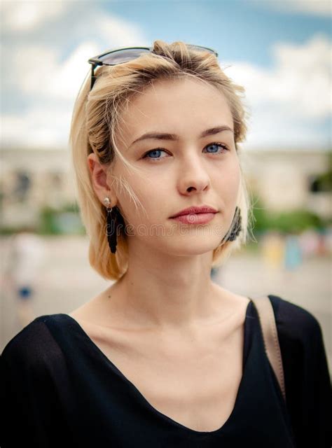 La Belle Jeune Fille Blonde Regarde L appareil photo Photo stock Image du visage rêver