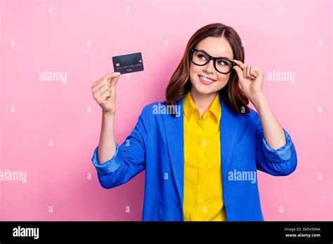 Photo de la jeune femme brunette cheveux vêtements élégant habillé tenue nouveau specs tenir