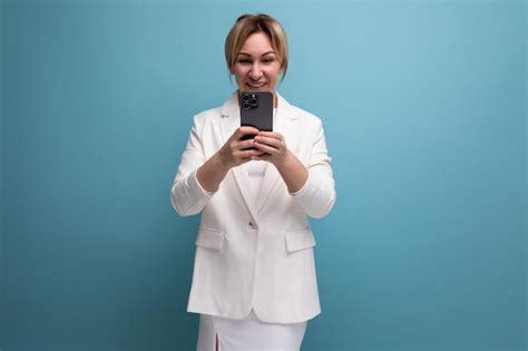 Junge Schlanke H Bsche Blonde Chefin In Eleganter Jacke Und Kleidung Arbeitet Mit Dem