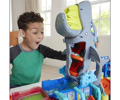 Детска играчка и комплект за игра Hot Wheels City Автомивка с акула и количка с промяна на