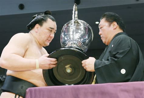 大相撲九州場所、日馬富士が5場所ぶり優勝 オピニオンの「ビューポイント」