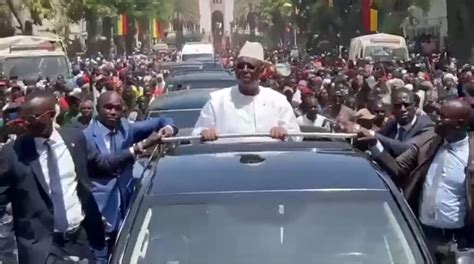 Macky Sall Quitte Le Palais Entre Hu Es Et Acclamations Vid O Xibaaru