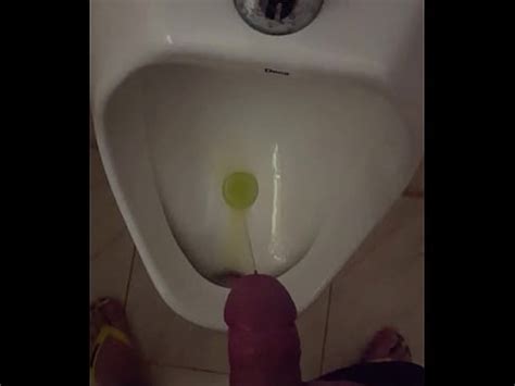 Meando En El Urinario XVIDEOS