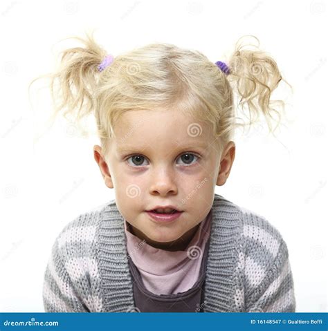 Verticale De Jeune Fille Blonde Image Stock Image Du Assez Type