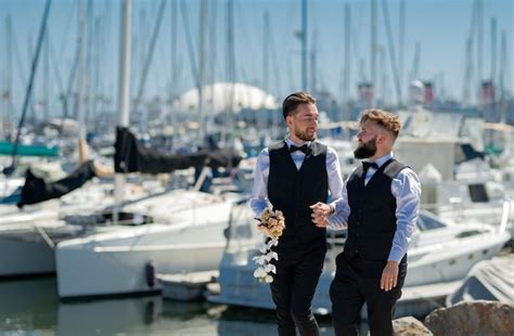 Hombre Gay Novio En Boda Matrimonio Del Mismo Sexo Y Amor Concepto Feliz Pareja Gay En Boda