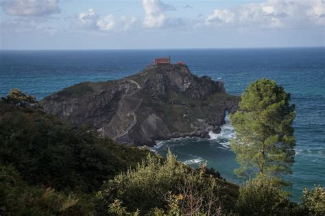 Vista Del Puente A La Isla De San Juan De Gaztelugatxe Desde Arriba Del