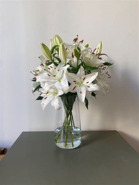 Цветочная композиция с белыми цветами