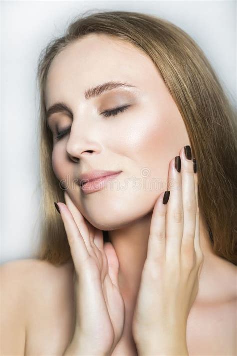 Portrait De Jeune Belle Fille Blonde Avec Des Mains Sur Le Visage Image Stock Image Du Cheveu