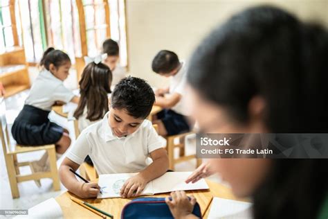 Anak Sekolah Menggambar Di Kelas Di Sekolah Foto Stok Unduh Gambar