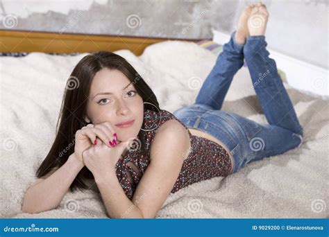 Lächelnde Frau Des Jungen Attraktiven Brunette in Den Jeans Stockfoto Bild von mädchen