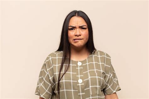 Joven mujer latina que se siente desorientada confundida e insegura sobre qué opción elegir