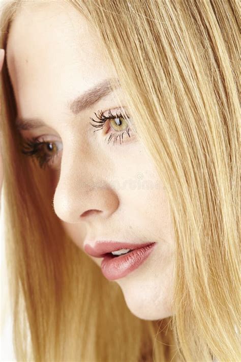 Traurige junge blonde Frau stockbild Bild von trübsinn 72217009