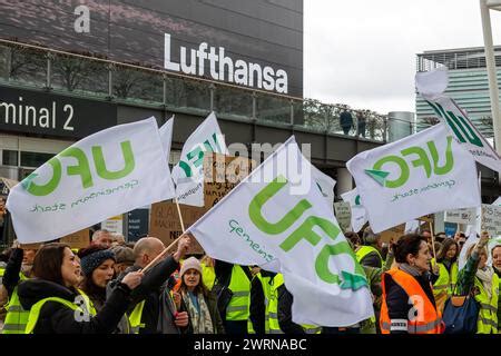 Streik Der Flugbegleiter Gewerkschaft Ufo Am Flughafen M Nchen W Hrend