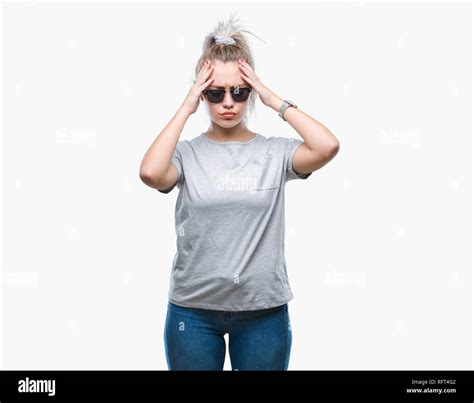 Junge Blonde Frau Mit Sonnenbrille Ber Isolierte Hintergrund Kopfschmerzen Leiden Verzweifelte