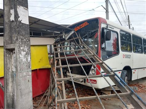 Missionário morre e três pessoas ficam feridas após coletivo invadir