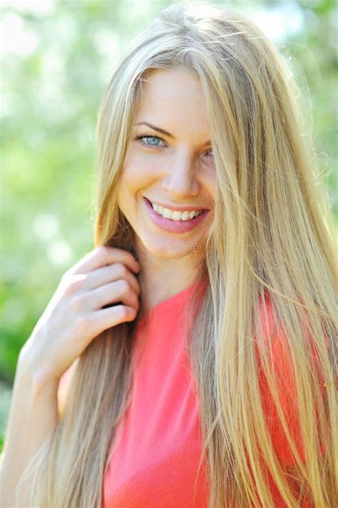 Belle fille blonde image stock Image du personne élégance 27171221