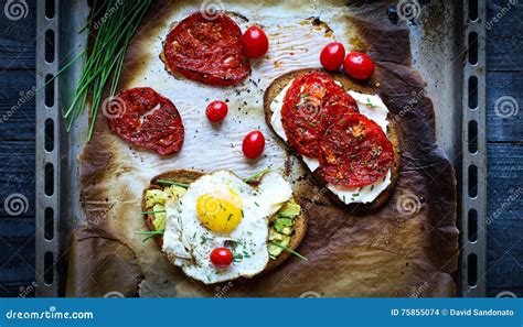 Ovos Do Abacate E Brindes Saborosos Deliciosos Do Queijo Do Tomate Foto