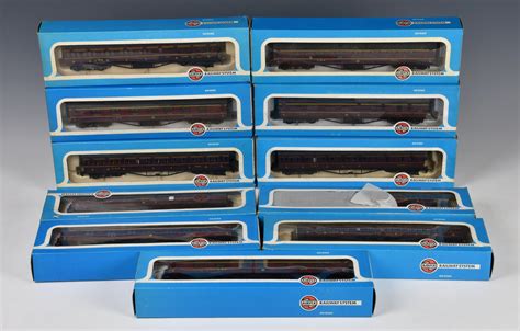 Lot A Collection Of Eleven Boxed Airfix Railway System Corridor Non