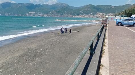 Choc A Salerno Trovato Un Cadavere Sulla Spiaggia Di Lungomare Marconi