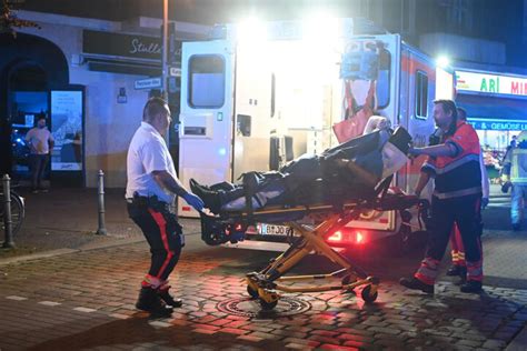 Berlin Massenschl Gerei An S Bahnhof Verletzte Ein Mann In