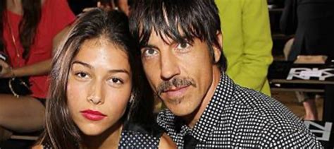 Critican a vocalista de Red Hot Chilli Peppers por su relación con joven años menor que él