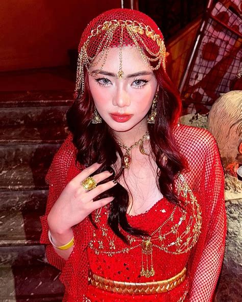 Bini Mikha Tiktok Style Pretty Brunette Girly Photography