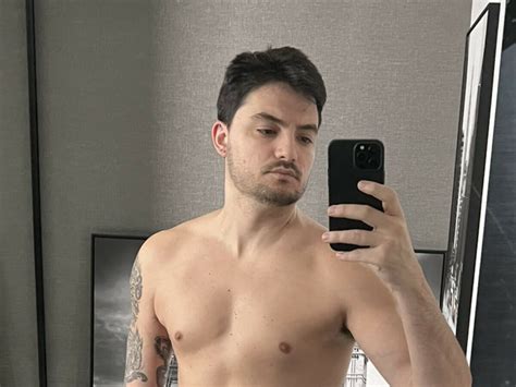 Felipe Neto Posa Sem Camisa E Mostra Sua Nova Tatuagem