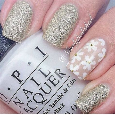 Glitter oro nude con Flores blancas Uñas decoradas con barniz Uñas florales Esmalte de