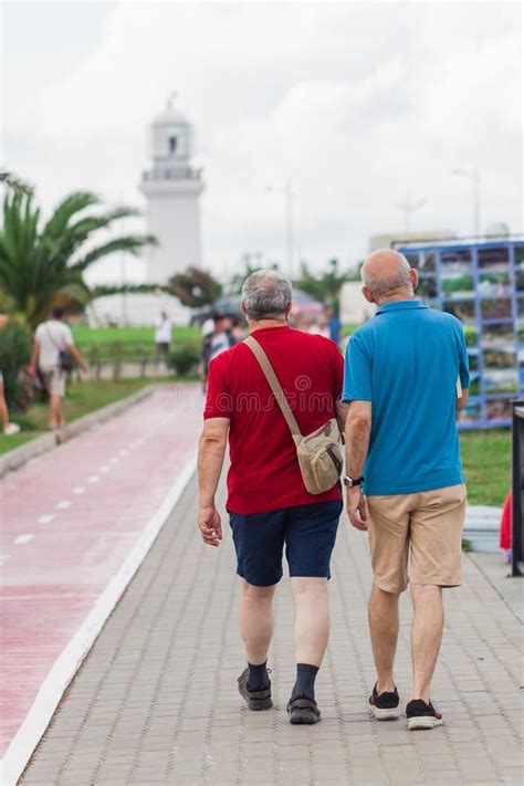 Pares Gay Caminando Con Vida Junto Foto De Archivo Imagen De Carrocer A Uni N