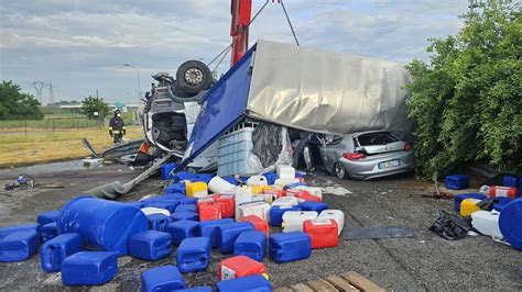 Camion Carico Di Acido Paracetico Si Ribalta Fuori Da Un Autogrill E