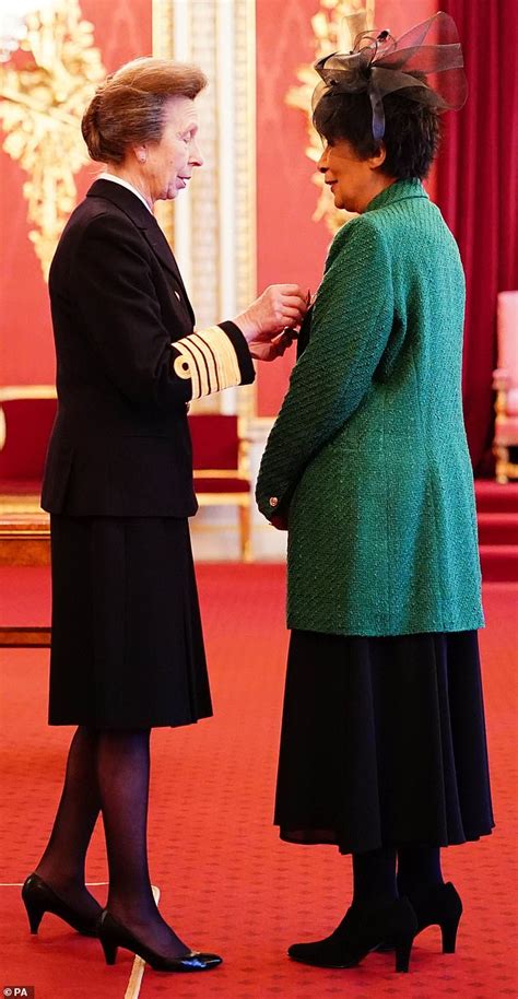 10 Hot Sexy Moira Stuart Bikini Pics